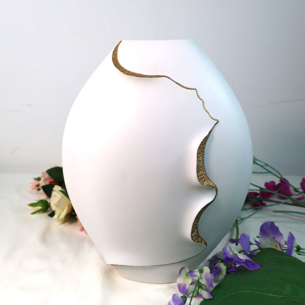 Handmade Porcelain Vase with Gold – Round